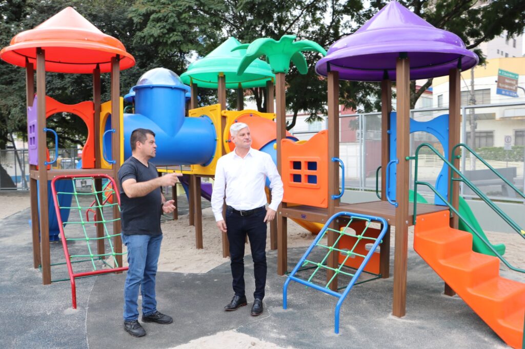 Parque Infantil da Praça Dogello Goss é reaberto após revitalização