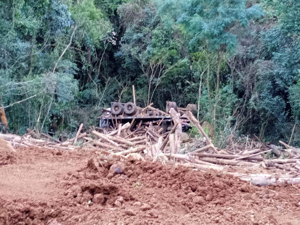 Motorista é resgatado de helicóptero após tombamento de caminhão em Jaborá