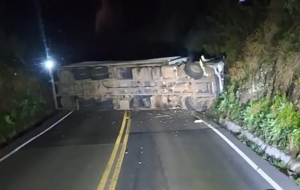 Caminhão tomba e interdita o trânsito na SC-155 em Xavantina
