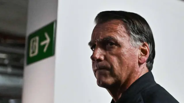 Moraes decreta prisão domiciliar de Bolsonaro