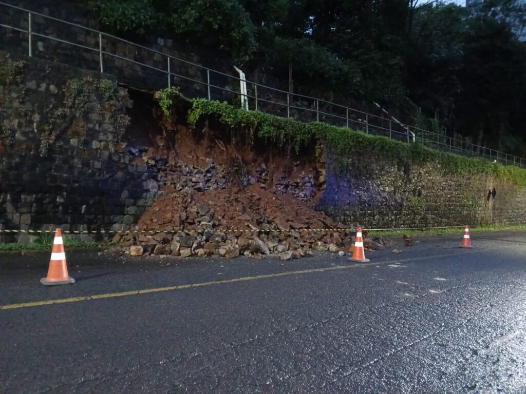 Desmoronamento de muro interdita parcialmente rua em Concórdia