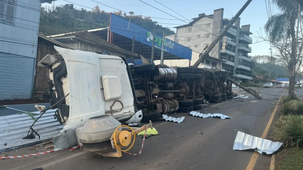 Acidente impressionante causou bloqueio no centro de Seara