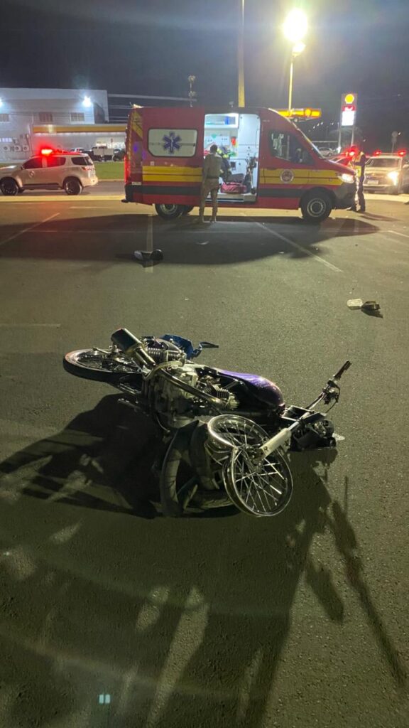 Jovem morre e outro fica ferido após queda de motocicleta no estacionamento da Havan, em Chapecó