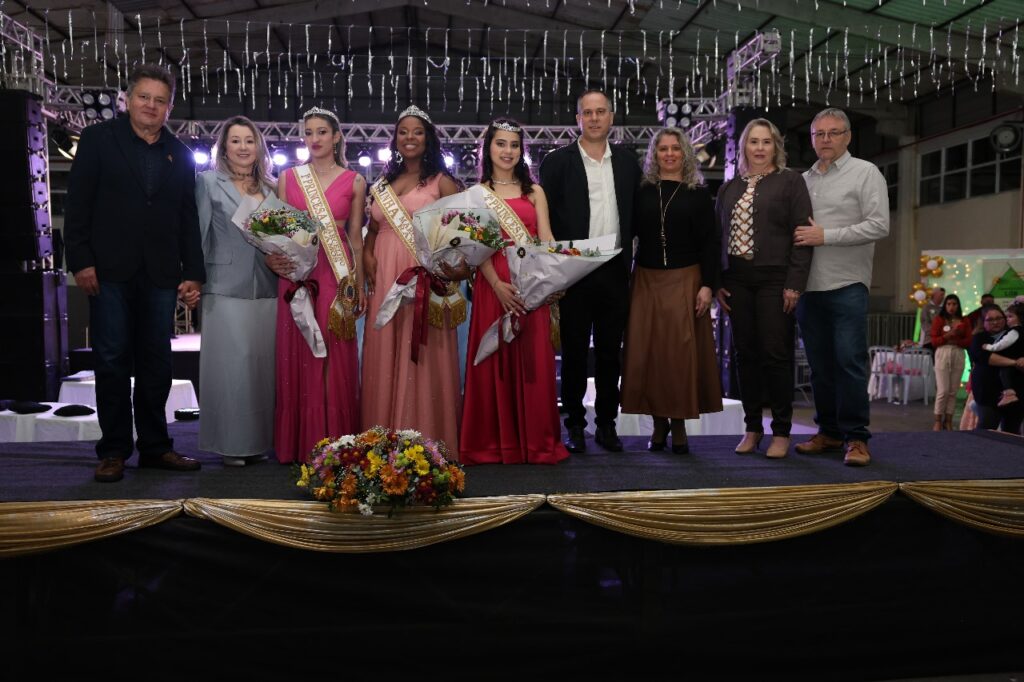 Marcelino Ramos coroa novas soberanas em cerimônia festiva no Centro de Eventos das Termas