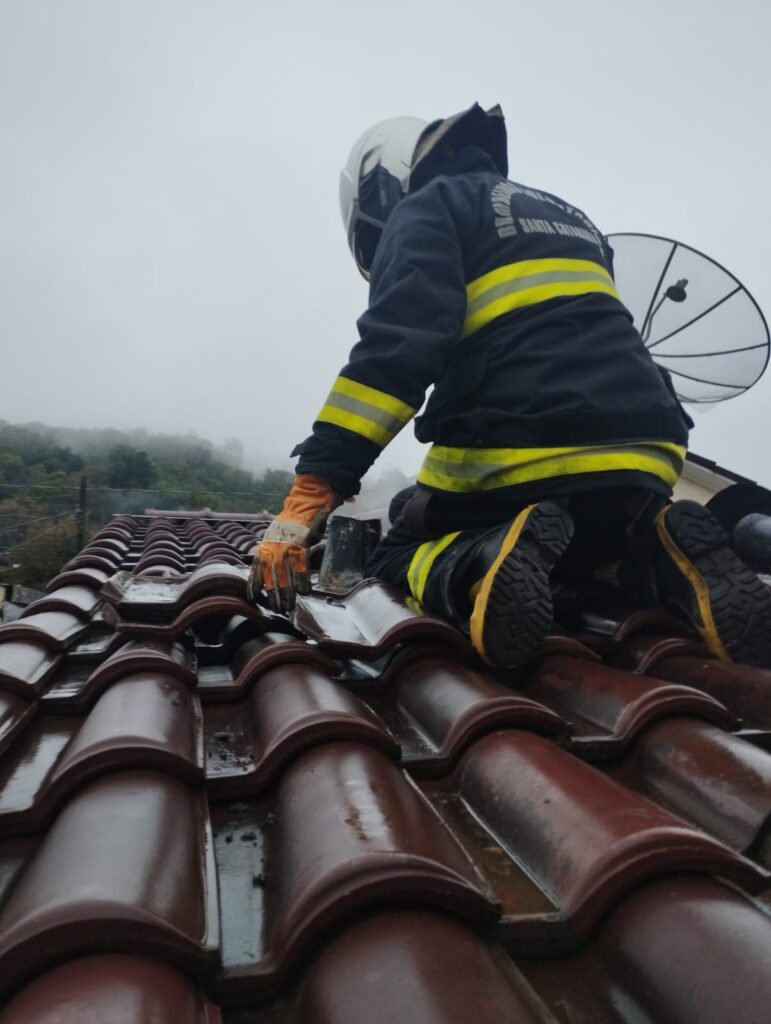 Princípio de incêndio é contido por moradores em residência no bairro Guilherme Reich
