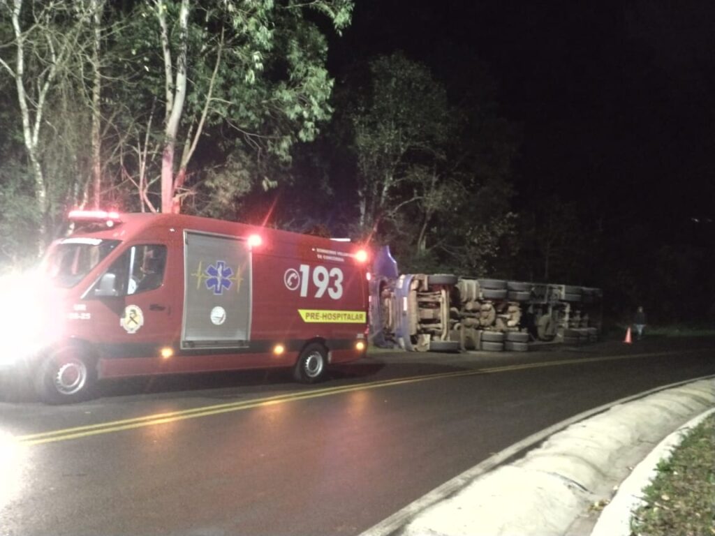 Caminhão tomba na BR-153 e deixa motorista de 61 anos ferido