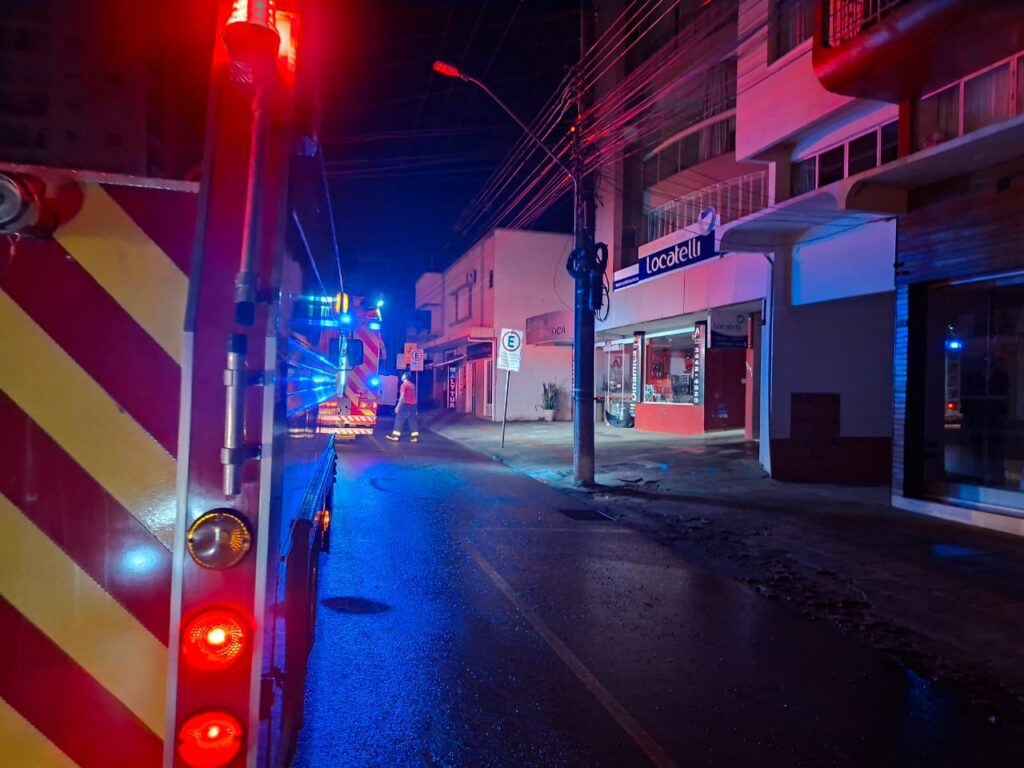 Incêndio atinge apartamento no centro de Concórdia; três pessoas ficam feridas