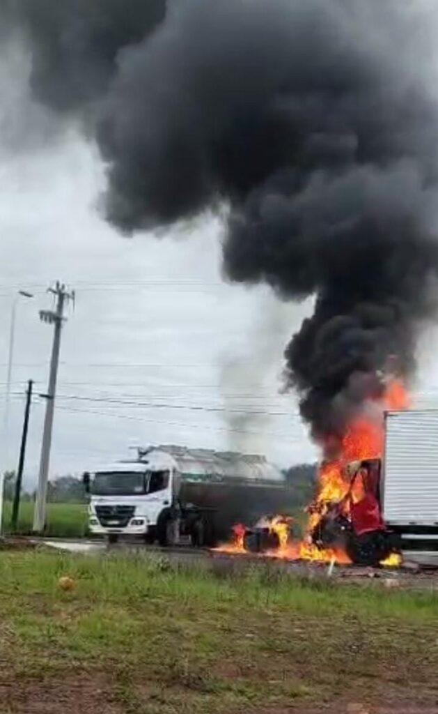 Caminhão de Arabutã envolvido em colisão grave na região do Extremo-Oeste