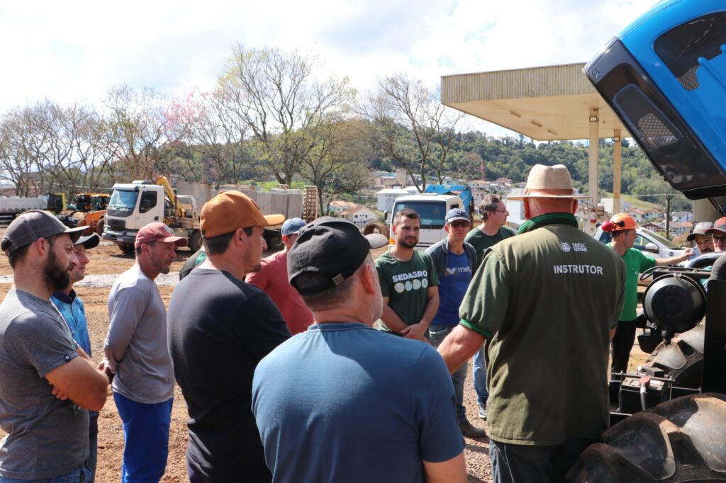 Prefeitura promove curso para operadores de tratores agrícolas