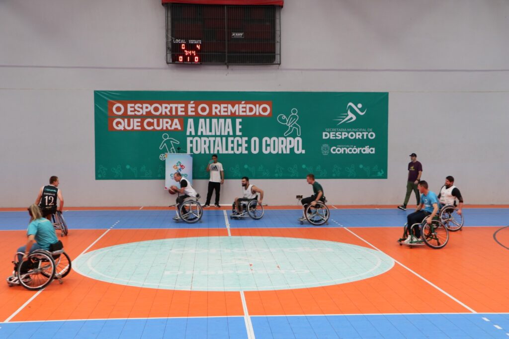 Esporte e inclusão marcam competição de basquete adaptado no Centro Multiuso
