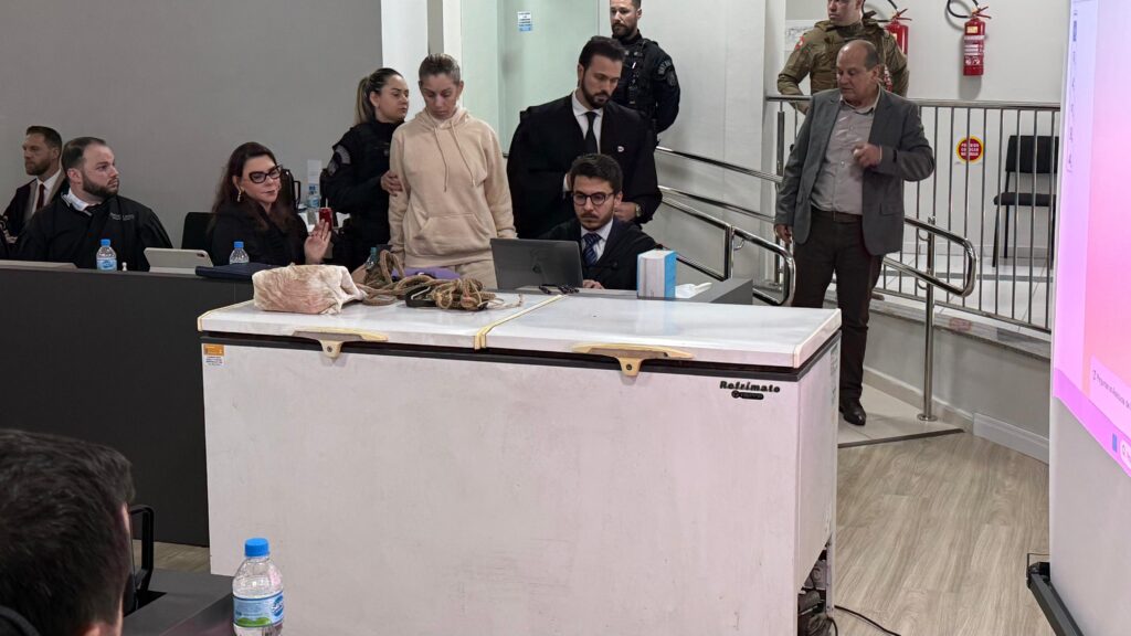 Acusação inicia debates e apresenta freezer e objetos usados no assassinato de Valdemir
