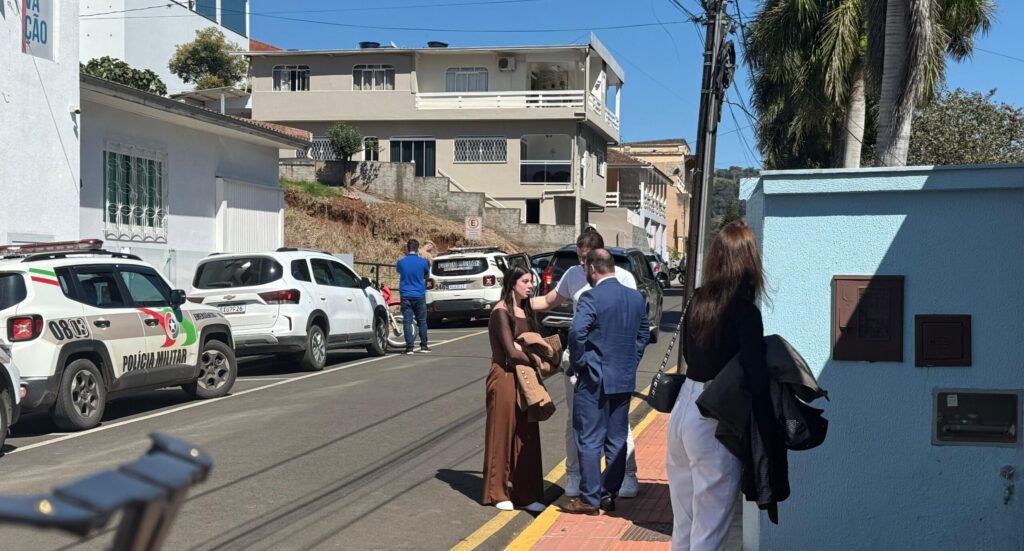 Filha de Cláudia Tavares relata infância marcada por violência e medo do pai