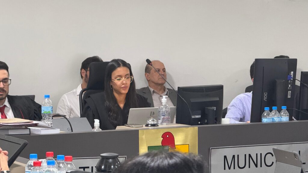 Quem são as pessoas responsáveis por defender ou acusar Cláudia Tavares
