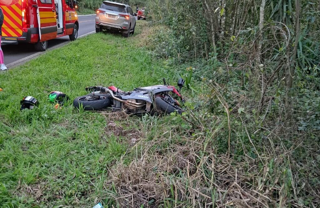 Motociclista fica ferido após queda em Ipira