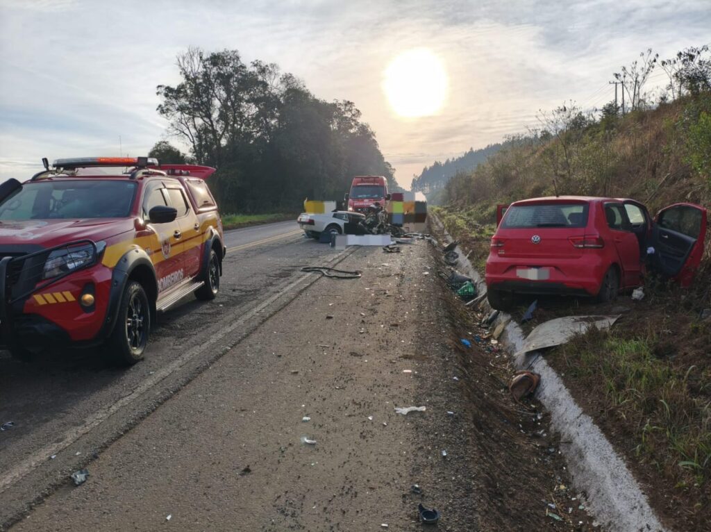 Colisão frontal na BR-470 deixa dois mortos e mobiliza equipes de resgate em Curitibanos