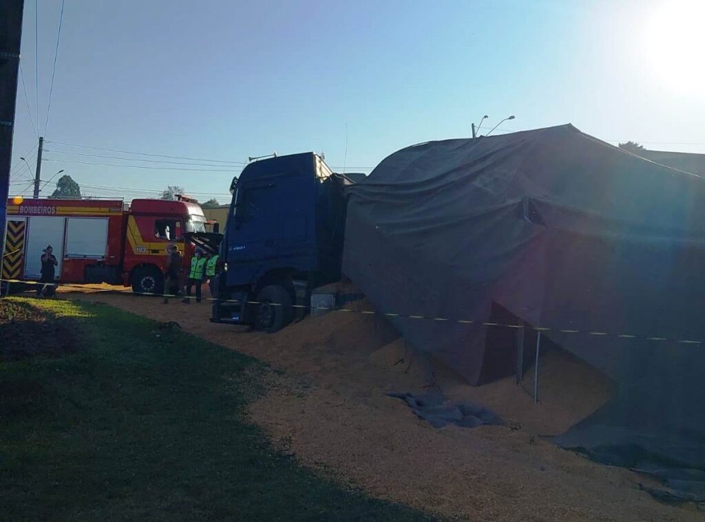 Caminhoneiro ameaça equipe de Resgate com facão após acidente
