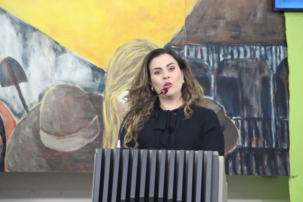 Vereadora pede a instalação de passarelas para pedestres na Rua Tancredo Neves