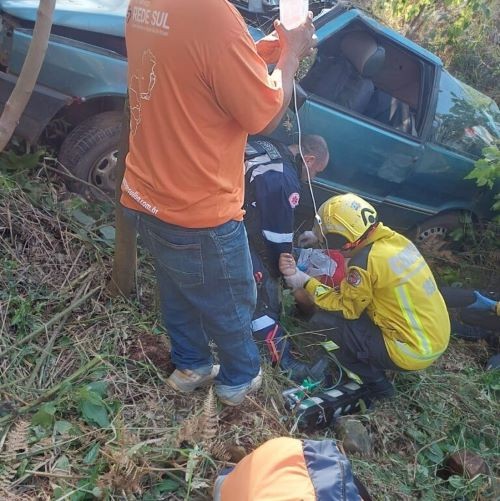 Carro despenca em ribanceira de 15 metros e deixa quatro feridos em Chapecó