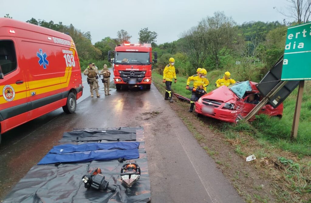 Colisão entre carro e caminhão na BR-282 deixa duas vítimas fatais em Flor do Sertão
