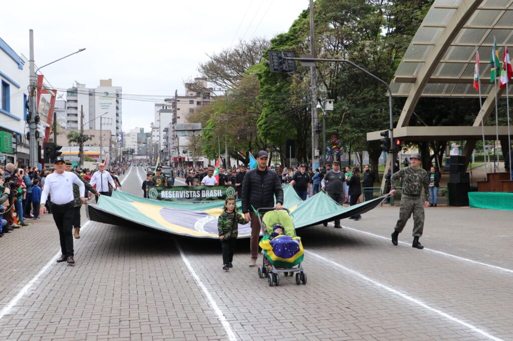 Concórdia reúne milhares no Desfile Cívico de 7 de Setembro
