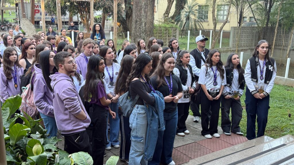 Reconhecimento aos dançarinos premiados em festivais