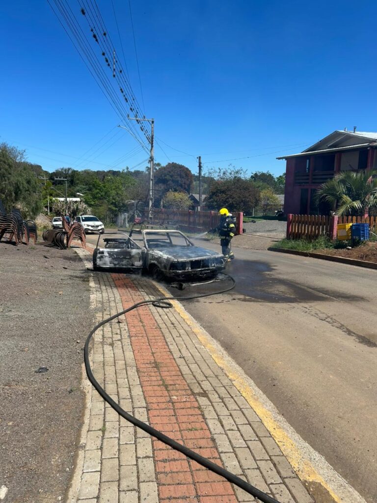 Carro fica destruído durante incêndio em Linha das Palmeiras, Xavantina