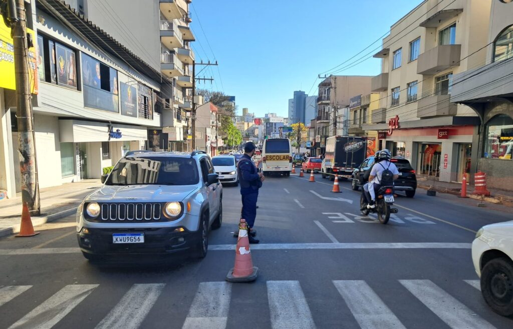 Sinalização temporária na rua Dr. Maruri muda o traçado das pistas