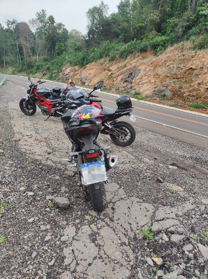 Duas pessoas ficam feridas em saída de pista de motocicleta na SC-390, em Piratuba