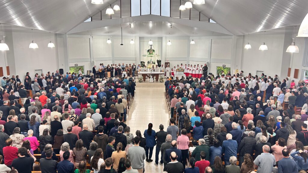 Fiéis enfrentam a chuva e participam da 60ª Romaria de Nossa Senhora da Salete em Concórdia