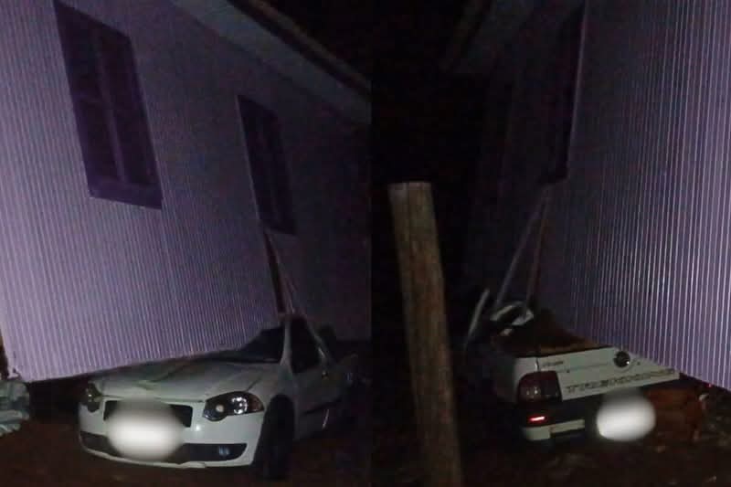 Casa é arrancada por temporal e vai parar em cima de veículo em SC