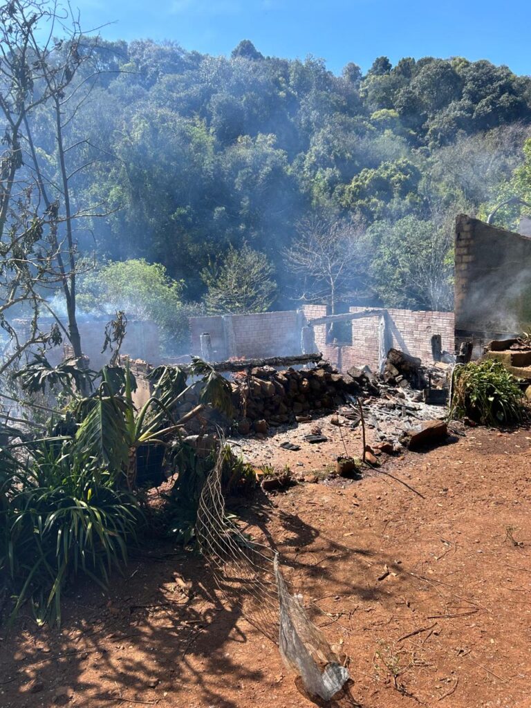 Casa é consumida pelas chamas após fogo iniciar em fogão a lenha