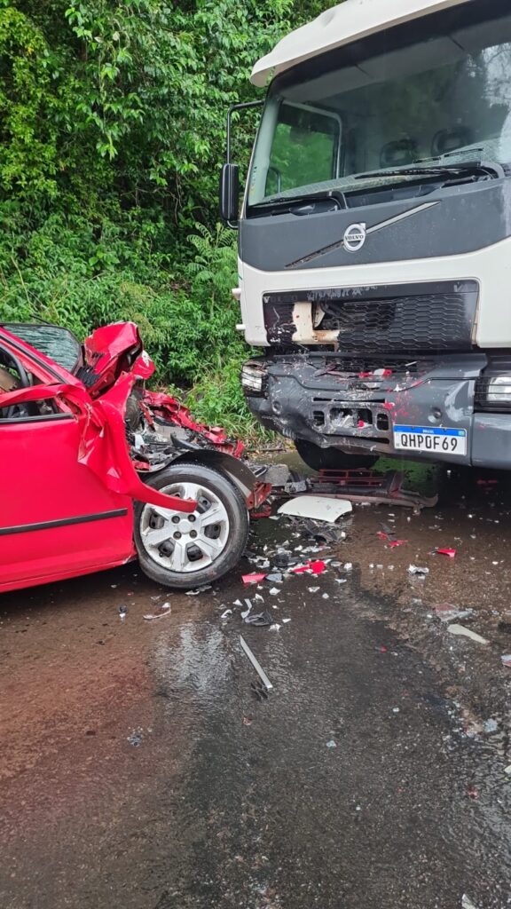 Carro invade pista e colide com caminhão durante forte chuva em Concórdia