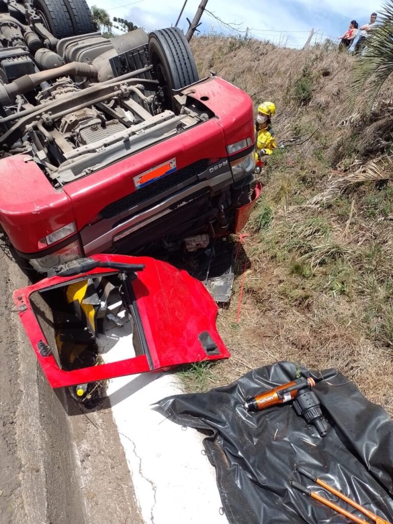 Motorista morre após grave acidente com carreta na BR-282 em Ponte Serrada