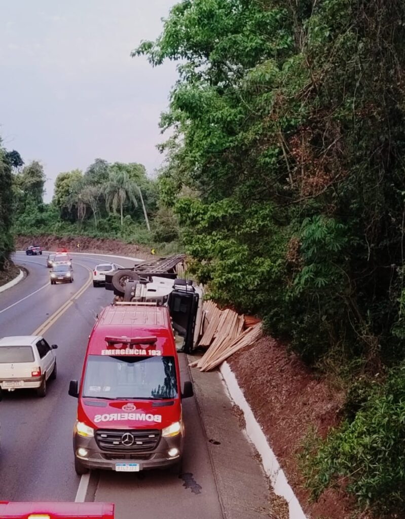 Carreta tomba na BR-282 entre Xaxim e Cordilheira Alta e causa engarrafamentos