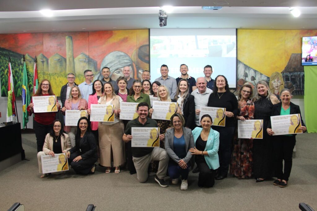 Professores da rede municipal são homenageados na Câmara de Vereadores
