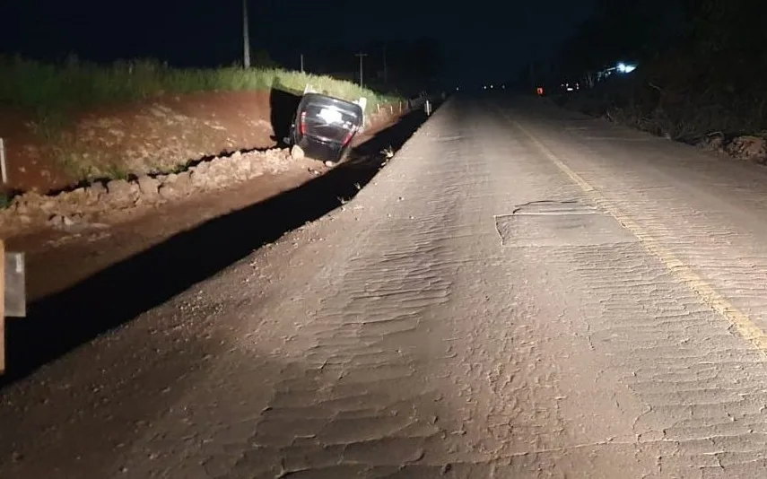 Veículo capota em trecho em obras da SC-283, em Arvoredo, e motorista não é localizado