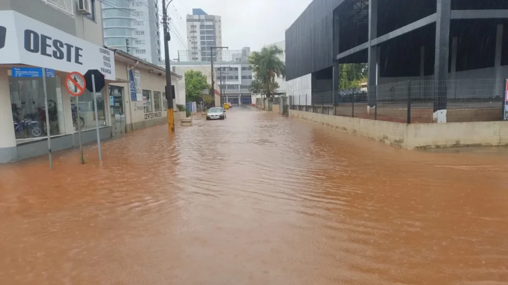 Chuva e ventos fortes provocam danos e destelhamentos em Xanxerê