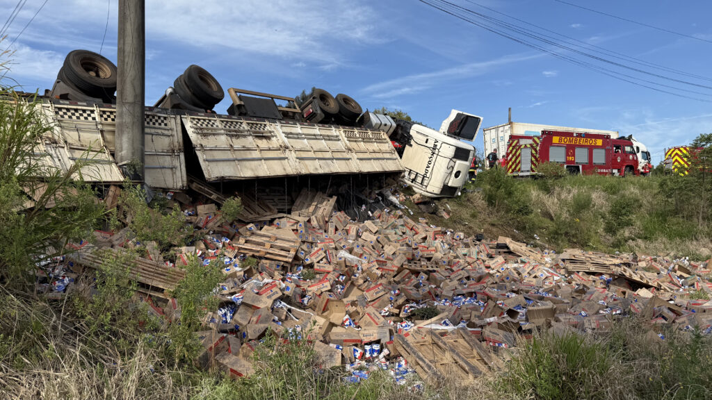 Carreta carregada de leite tomba no contorno norte de Concórdia
