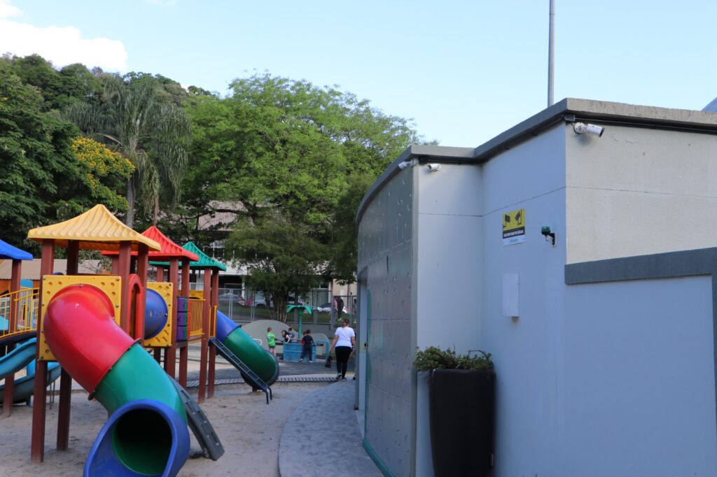 Prefeitura instala monitoramento no parquinho infantil da Praça Dogello Goss