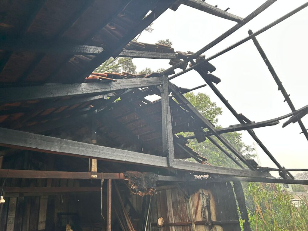Incêndio em estábulo de madeira em São Miguei do Oeste