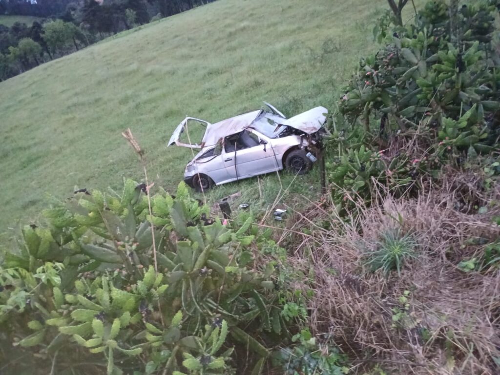 Jovem fica ferido após capotamento de veículo na SC-355, em Água Doce