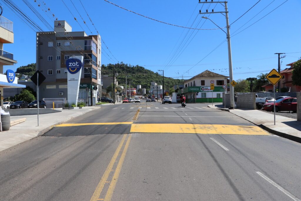 Instalada nova lombada próximo ao acesso do bairro Santa Cruz