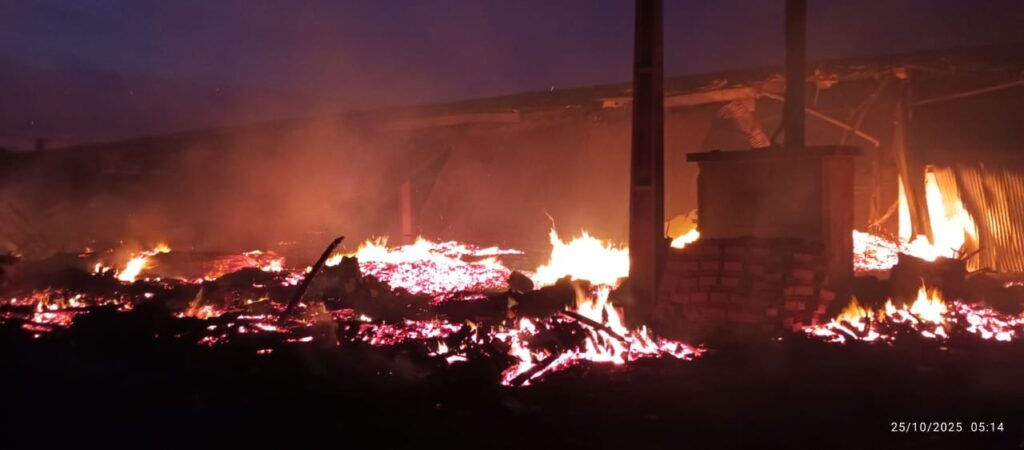 Incêndio de grandes proporções atinge empresa cerâmica em Pinhalzinho