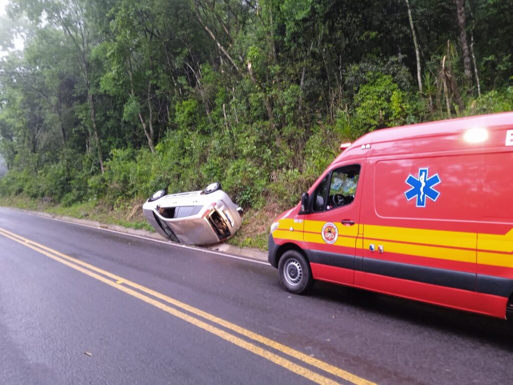 Acidente em Ipira: carro capota na SC-390 e motorista não é localizado
