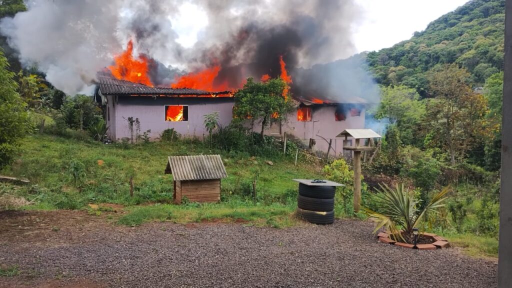 Incêndio destrói casa rural em Arabutã e mobiliza Corpo de Bombeiros Voluntários