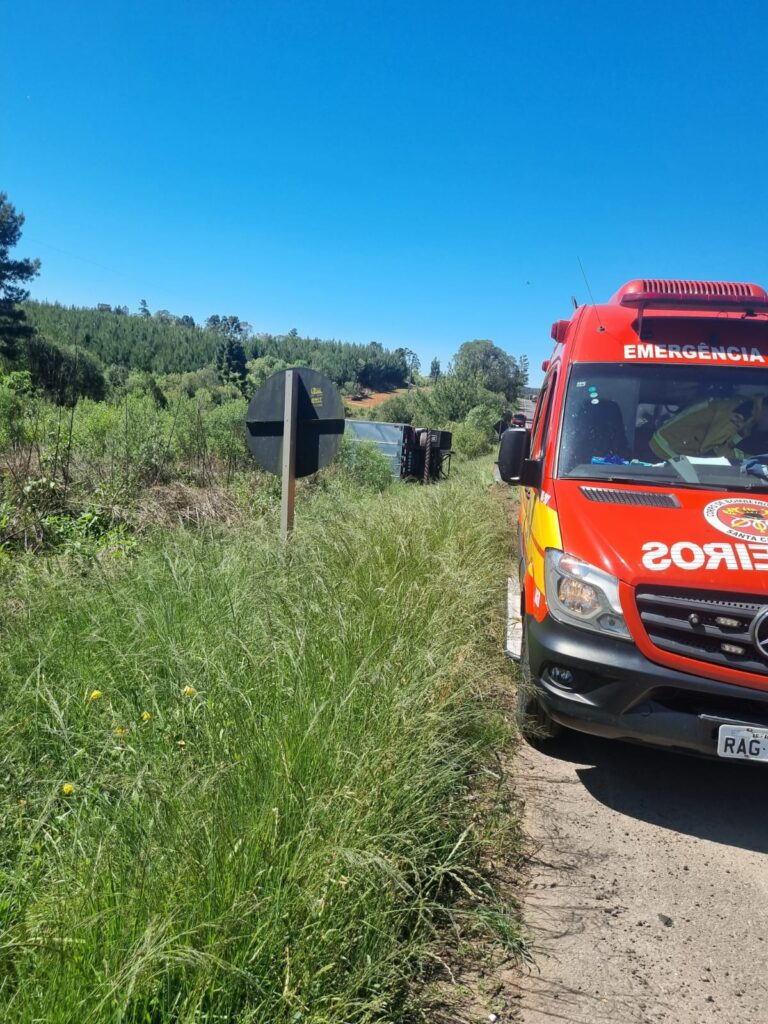 Carreta tomba às margens da BR-153 em Água Doce; motorista não se fere