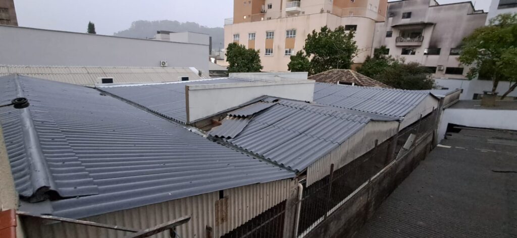 Vento forte atinge Concórdia e causa transtornos na manhã desta segunda-feira
