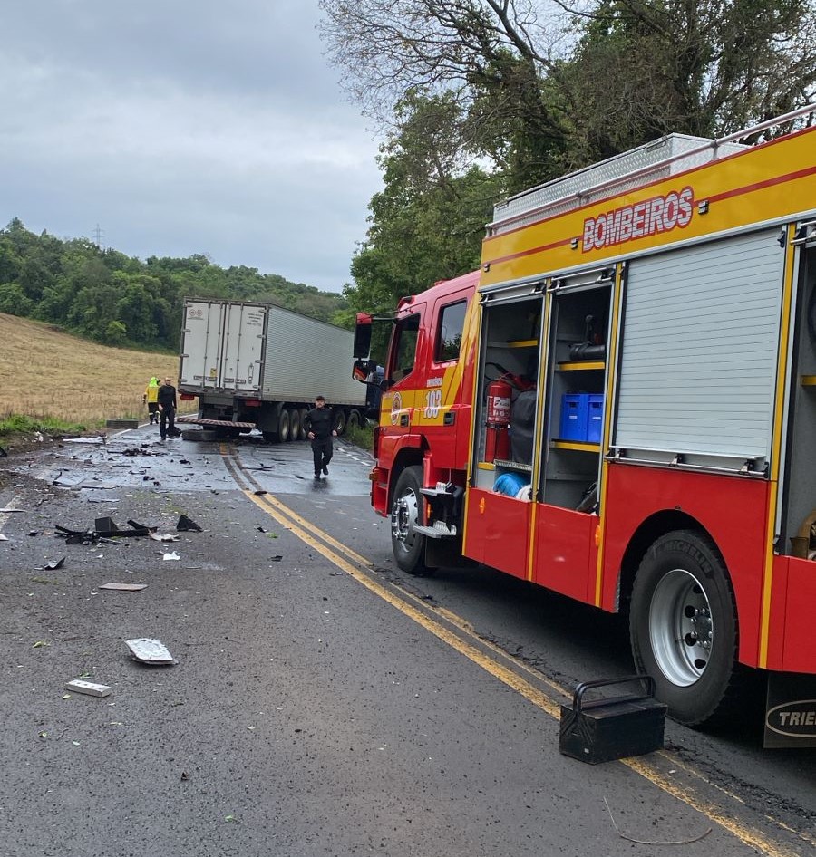 Colisão entre carretas deixa motorista preso às ferragens em Coronel Freitas