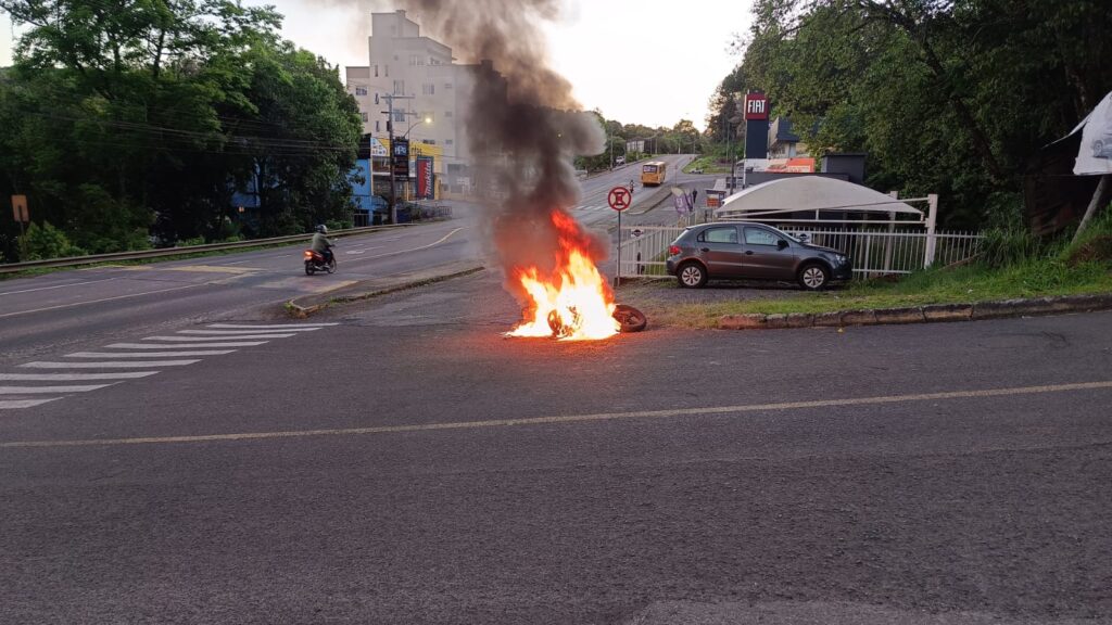 Moto destruída pelo fogo na Sua Taqncredo Neves, em Concórdia