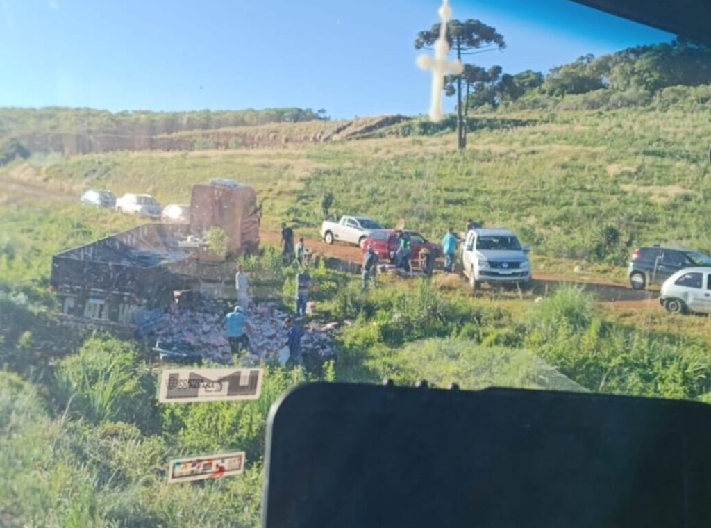 Carreta com carga de leite condensado tomba próximo ao trevo de acesso a Jaborá, na BR-282